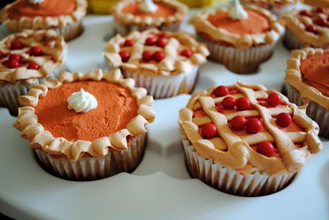 decorated thanksgiving cupcakes | One-Eyed Girl: thanksgiving pie cupcakes Thanksgiving Pie Cupcakes, Cupcakes Design, Thanksgiving Baking, Thanksgiving Cupcakes, Pie Cupcakes, Thanksgiving Pie, Pastel Cupcakes, Fall Cupcakes, Thanksgiving Cakes