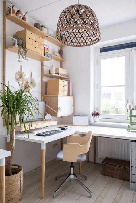 Tiny Office Space Ideas, Wooden Corner Desk, Ikea Corner Desk, Scandinavian Home Office, Diy Corner Desk, Corner Desks, Industrial Home Offices, Ikea Desk Hack, Ikea Office