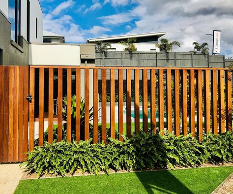 Swimming Pool Privacy Fence Ideas, Modern Pool Fence Ideas, Wooden Fence Around Pool, Decking Fence Ideas, Wood Pool Fence, Wooden Pool Fence, Cheap Pool Fence Ideas, Pool Fences Ideas, Wood Fence Around Pool