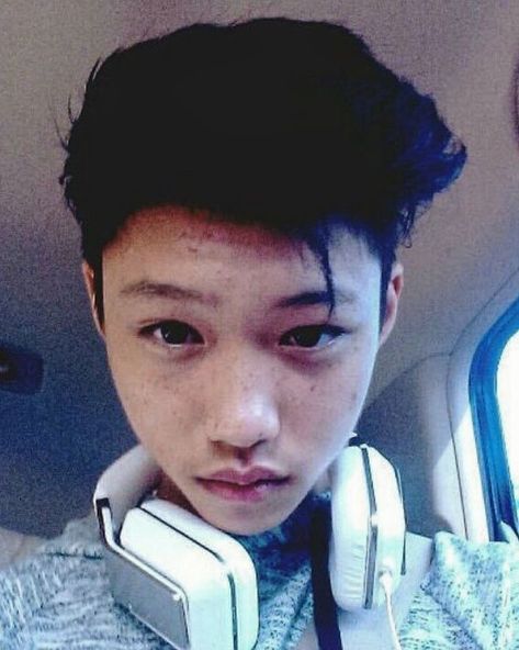 ੈ✩‧ 𝐹 : 𝐉𝐞 𝐭'𝐚𝐝𝐨𝐫𝐞 🤍 𝐆𝐎生 on Instagram: “Felix's glow up through his selcas <3 The first one is adorable haha. He really keeps glowing up even if he's already gorgeous like WHEN…” Felix Predebut, Skz Memes, Felix Skz, Felix Lee, Celebrity Style Red Carpet, Savage Kids, Lee Felix, Kid Memes, Homeless Children