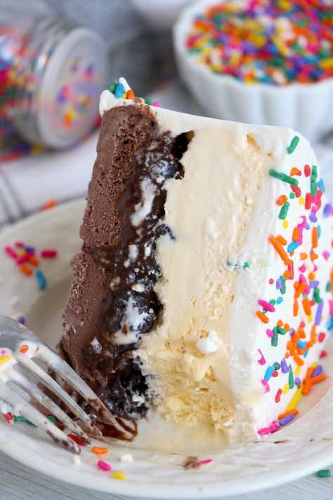 Dairy Queen Ice Cream Cake Recipe, Dq Ice Cream Cake, Dq Ice Cream, Dairy Queen Ice Cream, Dairy Queen Ice Cream Cake, Tiramisu Dessert, Ice Cream Cake Recipe, Hot Fudge Sauce, Torte Cupcake