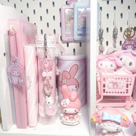 Sanrio Room, Penanda Buku, Study Desk Decor, Arte Do Kawaii, Pink Room Decor, Kawaii Room Decor, Desk Inspo, Study Room Decor, Cute Room Ideas