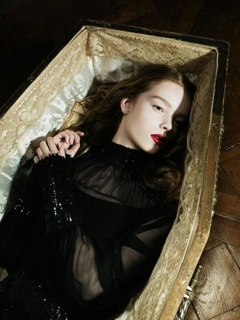 Female Vampire, Vampire Girls, Creatures Of The Night, Aesthetic Stuff, Dark Beauty, 인물 사진, Memento Mori, Dracula, Dark Art