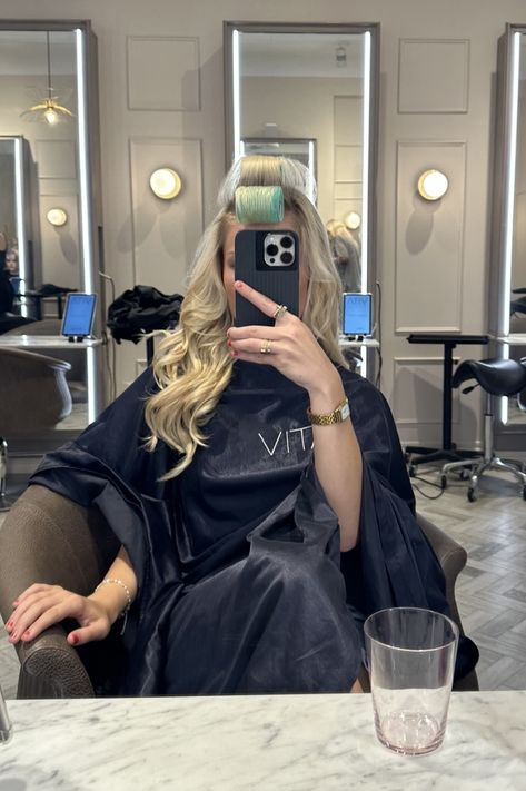 Busy Hair Salon, Cosmatolagist Aesthetic Hair, Hair Salon Mirror Selfie, Vision Board Ideas Hairstylist, Hair Salon Selfie, Beautician Aesthetic, Hairdresser Aesthetic, Hair Salon Aesthetic, Hairstylist Aesthetic