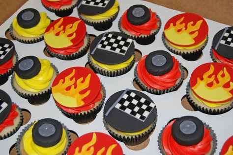 Blaze Cupcakes, Bolo Blaze, Monster Truck Cupcakes, Bolo Hot Wheels, Blaze Birthday Party, Racing Cake, Truck Cupcakes, Monster Truck Birthday Party, Monster Jam Birthday