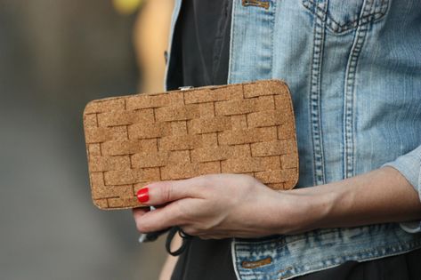 Cork Fabric Projects, Cork Bags, Cork Clutch, Diy Cork, Cork Wallet, Diy Clutch, Cork Bag, Cork Diy, Amazing Gadgets