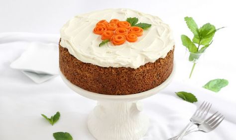 Karottenkuchen mit Frischkäse Frosting - Go Bold mit ButterGo Bold mit Butter Single Layer Carrot Cake, Single Layer Carrot Cake Recipe, Carrot Cake Decoration, Candied Carrots, Carrot Cake With Cream Cheese, Carrot Flowers, Basic Cake, Cake With Cream Cheese Frosting, Cream Cheese Frosting Recipe