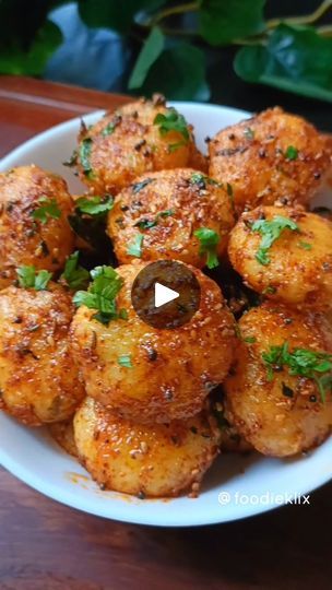 Evening Snacks Indian, Poha Recipe, Mumbai Food, Red Chilli Powder, Vegetarian Snacks Recipes, Cumin Seeds, Mustard Seeds, Tea Time Snacks, Vegetarian Snacks