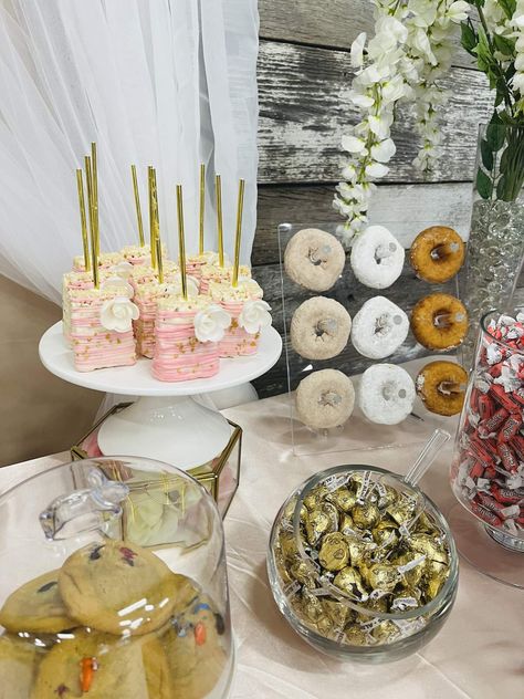 Baby in bloom | CatchMyParty.com Baby In Bloom Brunch Shower Ideas, Baby In Bloom Brunch, Baby In Bloom Treat Table, Baby In Bloom Desserts, Baby In Bloom Food Ideas, Baby In Bloom Shower Ideas Food, Baby In Bloom Flower Bar, Baby In Bloom Cake Pops, Baby In Bloom Treats