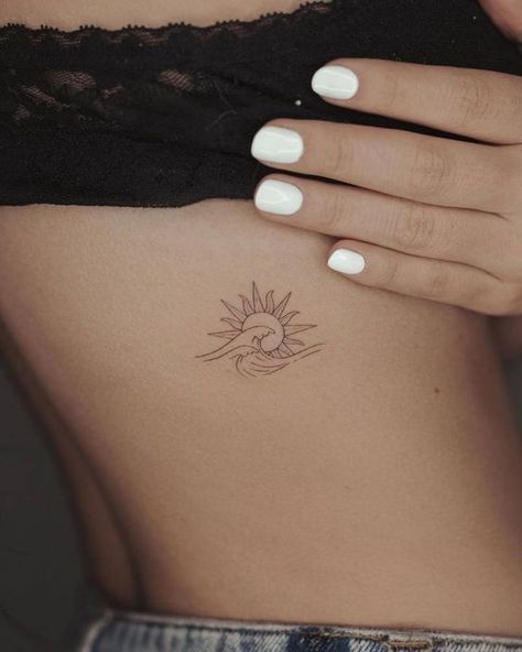 Zee Tattoo, Beachy Tattoos, Tattoo Sonne, Sun Tattoo Designs, Sunset Tattoos, Palm Tattoos, Summer Tattoo, Petite Tattoos, Sun Tattoos