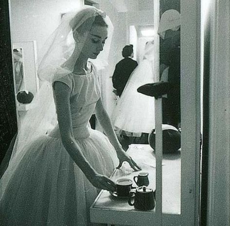 Some Behind the Scenes Photos of Audrey Hepburn Wearing Tea-Length Wedding Dress in “Funny Face” (1957) http://www.vintag.es/2024/05/funny-face-dress.html #Startups #vintage Funny Face Wedding Dress, Funny Face Audrey Hepburn, Funny Face Audrey, Audrey Hepburn Wedding Dress, Audrey Hepburn Wedding, Funny Face 1957, Audrey Hepburn Dress, Classic Elegant Wedding, Tea Length Wedding