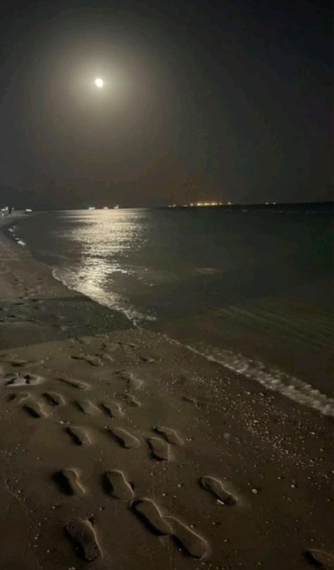 Ocean And Beach, طابع بريدي, Beach At Night, Night Scenery, Pretty Landscapes, Night Vibes, Alam Yang Indah, Night Aesthetic, City Aesthetic