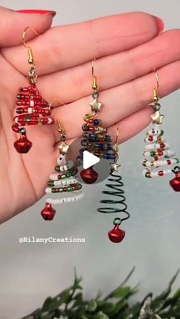 Christmas Earrings Diy, Diy Christmas Jewelry, Holiday Earrings Diy, Holiday Jewelry Ideas, Diy Christmas Earrings, Christmas Content, Christmas Jewelry Diy, Wire Ideas, Snowflake Bracelet