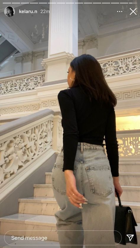 Standing Pic Poses, Jennifercore Outfits, Art Museum Aesthetic Outfit, Museum Aesthetic Outfit, Art Museum Outfit, Museum Outfit, Mode Ulzzang, Museum Photography, Stylish Photo Pose