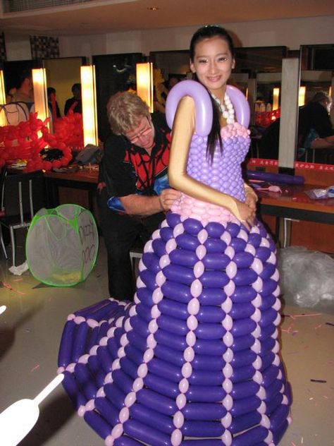 Ugly Prom Dress, Alternative Dress, Shanghai Fashion, Funny Dresses, Balloon Dress, Balloon Animals, Balloon Art, Wearing Dress, Dress Making