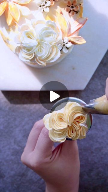 Floral Cake Designs Buttercream Flowers, Butter Cream Cake Design, Buttercream Roses Tutorial, Easy Cake Designs, Buttercream Tutorials, Buttercream Flowers Tutorial, Cupcake Flowers, Floral Cake Design, Frosting Flowers