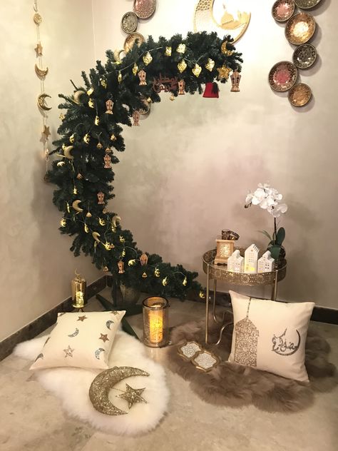 Ramadan decoration Ramadan Vibes Decoration, Eid Ul Fitr Decorations, Ramadan Craft, Muslim Prayer Room Ideas, Eid Cookies, Arabian Decor, Ramadan Vibes, Baby Hijab, Prayer Room Ideas