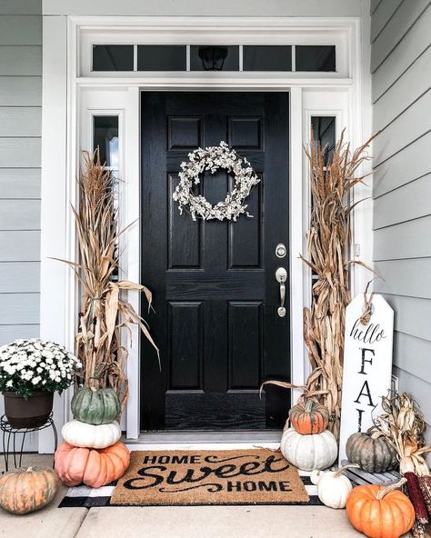 Fall front porch with corn stalks via thedaintydarling | Even more fall front porch decorating ideas on CuratedInterior.com! Fall Front Door Decor, Fall Front Porch Decor Ideas, Fall Front Porch Ideas, Outside Fall Decor, Corn Stalks, Halloween Front Porch Decor, Fall Front Porch Decor, Halloween Front Porch, Fall Front Door