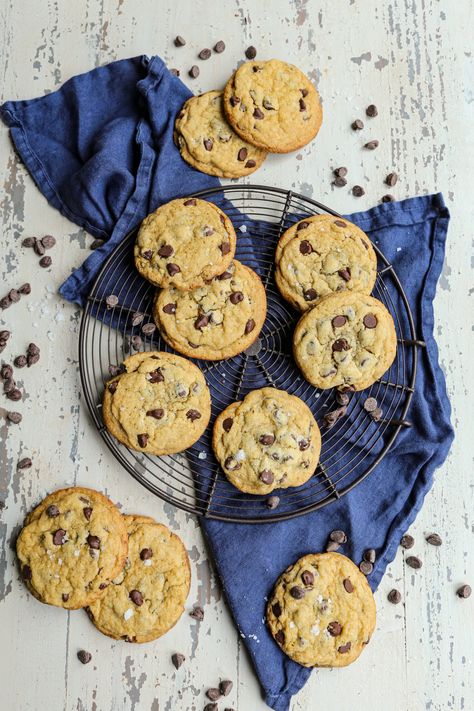 Mrs. Field's Chocolate Chip Cookie Recipe Mrs Fields Cookie Recipe, Mrs Fields Chocolate Chip Cookies, Mrs Fields Cookies, Mrs Fields, Mall Food Court, Cookie Cookbook, Frozen Cookie Dough, Frozen Cookies, Chocolate Chip Cookie Recipe