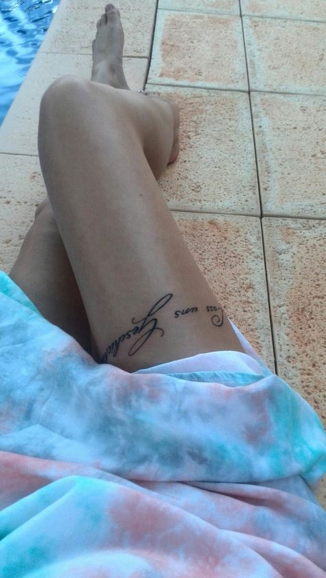 Tattoo Bein Frau, Small Thigh Tattoos, Tattoo Text, Thigh Tattoo Quotes, Garter Tattoo, Ankle Tattoos For Women, Hip Tattoos Women, Thigh Tattoos, Forearm Tattoo Women