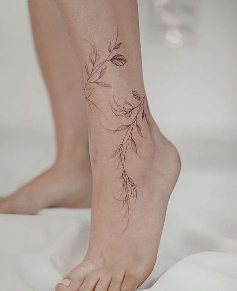 Wrap Around Ankle Tattoos, Carcase Iphone, 42 Tattoo, Tato Minimal, Wrap Tattoo, Ankle Tattoos For Women, Tato Henna, Anklet Tattoos, Gemini Tattoo