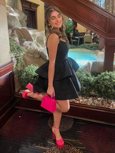 Black Homecoming Dress Short, Pink Heels Outfit, Heels Outfits Dress, Dress Short Party, Homecoming Dresses Short Black, Pose Picture, Graduation Guest Outfit, Black Dress Outfit Party, Pink Dress Outfits