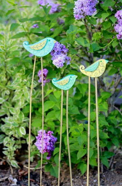 Tutorial on this cute little 'bird stakes' for your garden! Diy Outdoor Garden, Diy Garden Decor Projects, Indoor Plant Wall, Pinterest Garden, Garden Decor Projects, Glass Garden Art, Garden Crafts Diy, Garden Markers, Garden Accents