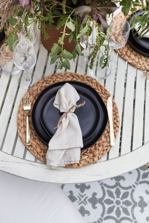 Table Setting with Black Dishes for Fall | Zevy Joy | Beautiful black and white autumn table scape with rustic garden flowers and black plates for contrast. #outdoordining #fallhome Black Dishes Table Setting, Black Plates Table Setting, Black Dishware, Chic Camping, Black Dishes, Country Dinner, Fall Dining Table, Bday Decor, Taylor Wedding