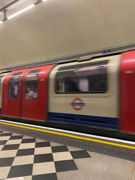 Vintage London Photography, London Tube, Underground Railroad, Uk Destinations, Nice Pictures, London Underground, Night Life, Cool Pictures, Train