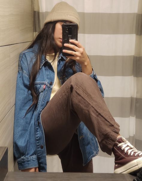 Brown Pants Jean Jacket Outfit, Outfits With Big Jean Jackets, Womens Jean Jacket Outfit, Outfits With Demin Jacket, Jean Jacket Sweater Outfit, Denim Jacket With Cargo Pants, Denim Jacket Outfit Women Fall, Vintage Jeans Jacket Outfit, Cordoury Jacket Outfit