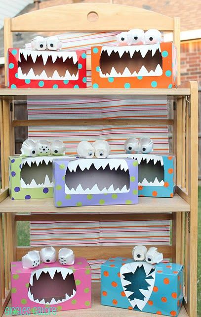 Tattle Monsters...students write down their problems to "tell" the monster. Made using a tissue box and an egg carton!...cute idea for younger kids! Tattle Monster, Monster Teeth, Diy Halloween Dekoration, Monster Treats, Monster Box, Halloween Infantil, Crafty Kids, Treat Box, Groundhog Day