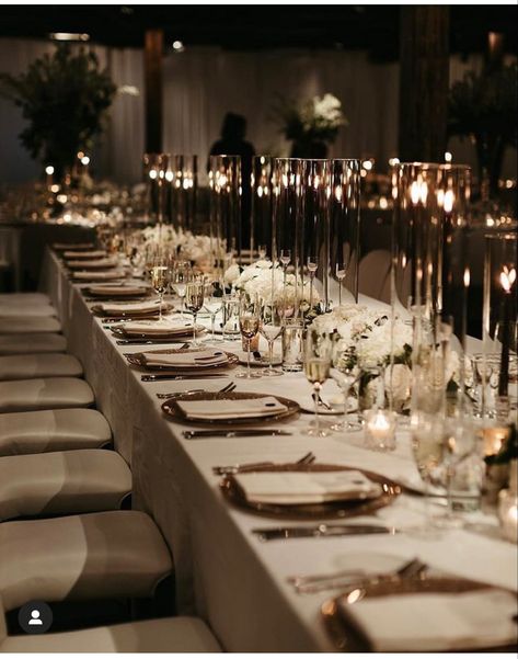 Private Dining Wedding Reception, Wedding Decor Minimalist Indoor, Glam Modern Wedding, Chic Elegant Wedding Decor, Classic Wedding Venue Receptions, Quiet Luxury Wedding Theme, Clean Elegant Wedding Decor, Classy Wedding Venue Ideas, Modern Minimalist Wedding Reception Indoor