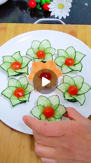 Vegetable Platter Ideas Trays, Cucumber Food Ideas, Cucumber Food Art, Charcuterie Vegetables, Cucumber Art, Vegetable Garnish, Pizza Party Food, Salad Decoration Ideas, Veggie Art