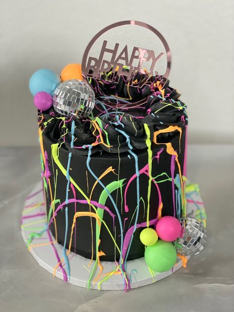 80 Theme Cake, Glow Theme Birthday Cake, Glow In The Dark Themed Cake, Neon Glow Cake Ideas, Glow Theme Cake, Neon Disco Birthday Cake, Black And Neon Birthday Cake, Glow In The Dark Cake Ideas Neon, Neon Cake Designs