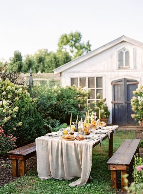 34 Romantic Outdoor Dining Party Ideas For Your Entertaining | Home Design And Interior Backyard Dinner Party, Invitation Etiquette, Outdoor Dinner Parties, House And Garden, Outdoor Dinner, Mesa Exterior, Farm Table, Outdoor Entertaining, Autumn Inspiration