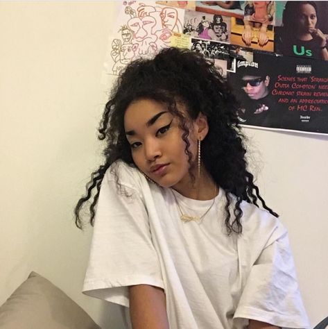 @𝐬𝐮𝐠𝐚_𝐧_𝐜𝐫���𝐞𝐚𝐦 Girl With Curly Hair, Prettiest Celebrities, Aesthetic Hair, Girl Face, Pretty Face, Aesthetic Girl, Pretty Woman, Cute Hairstyles, A Girl