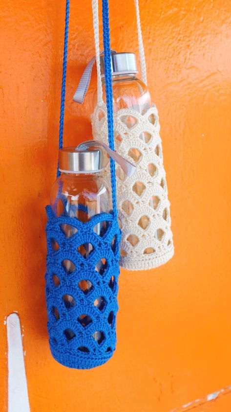 This Crochet Water Bottle Bag is a quick and easy project to make for you or to make as a gift. As featured in The Kindness Issue of Mollie Makes. Why not make one in a variety of different colours.  This listing is for the digital crochet pattern only and does not include any of the materials used in this pattern. Crochet Water Bottle Bag, Denim Quilt Patterns, Crochet Water Bottle, Crochet Water Bottle Holder, Baby Feeding Bottles, Mollie Makes, Water Bottle Bag, Womens Crochet Patterns, Water Bottle Carrier