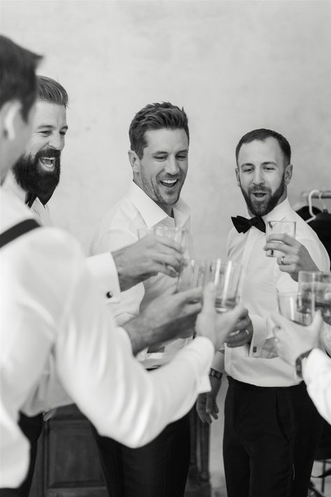 Black and white groomsmen photo ideas for an elegant wedding ceremony Groomsmen Party Photos, Groom And Groomsmen Getting Ready Photos, Men’s Getting Ready Wedding, Wedding Pictures Groomsmen, Groomsmen Poses Photo Ideas, Groom Solo Poses, Black And White Groomsmen, Groomsmen Shots, Groom And Groomsmen Photos