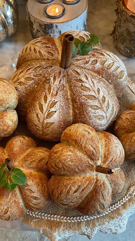 Pumpkin Bread Decoration, Pumpkin Bread Shaped Like Pumpkins, Thanksgiving Bread Art, Bread Shapes Ideas, Souper Halloween, Inside Of A Clock, Pumpkin Shaped Bread, Bread Craft, Dani Kruha