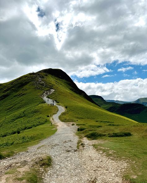 Ticked off my first EVER Wainwright 🔺🏔️ where have I been till now? My first first to Lakes and it’s deffo making a good impression! The perfect sunny day to summit Catbells via Allerdale ramble. I feel the photos don’t do the views justice, everywhere you turned there was gorgeous views for miles! 😍 📍 Catbells, Keswick, Lake District National Padk #lakedistrictcamping #lakedistrict #campervan #catbells #keswick #mountains #hiking #scrambling #mountainviews #fyp #wainwrights #lakedistr... Lake District Camping, Keswick Lake District, Lake District Walks, Hiking Girl, Lake District England, Mountains Hiking, 2025 Vision, Gorgeous View, Lake District