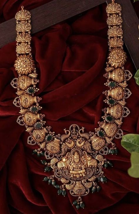 https://in.pinterest.com/krishnajewellersjubileehills/ Antique Gold Jewellery, Antique Necklace Gold, Wedding Jewellery Designs, Neck Pieces Jewelry, Antique Necklaces Design, New Gold Jewellery Designs, Antique Gold Jewelry Indian, Indian Bridal Jewelry Sets, Bridal Jewellery Design