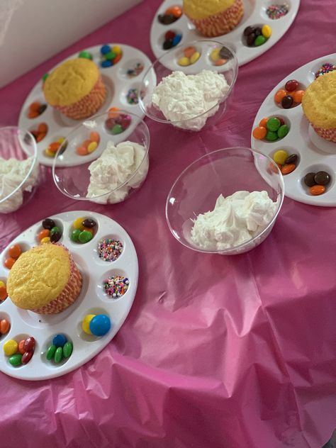 Decorate Cupcake Party, Cupcake Decorating Party Setup, Diy Cupcake Party, Diy Cupcake Decorating Party, Ways To Display Cupcakes For A Party, Lankybox Birthday Decorations, Cupcake Decorating Class Ideas, Cookie Baking Party Ideas, Decorating Cupcakes For Kids