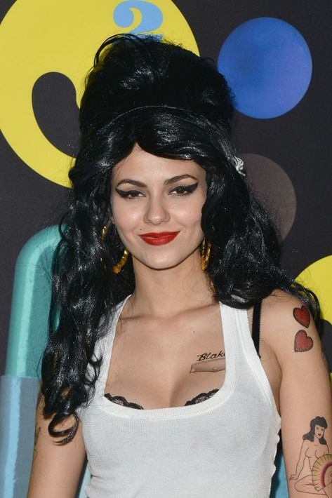 Victoria Justice goes as Amy Winehouse for the Just Jared Halloween Party Amy Winehouse Makeup, Victoria Justice Style, Halloween Coloring Pages, Victoria Justice, Fancy Dresses Party, Amy Winehouse, Halloween Carnival, Just Jared, Halloween Coloring