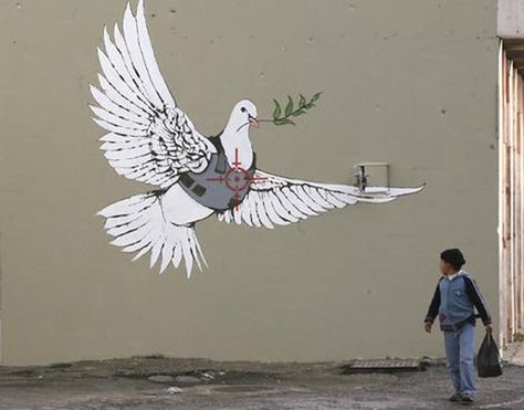 Banksy-Graffiti-Dove-of-Peace Banksy Pictures, Banksy Mural, Banksy Artwork, New York Graffiti, Street Art Banksy, Creation Art, Banksy Graffiti, Banksy Art, Graffiti Artwork