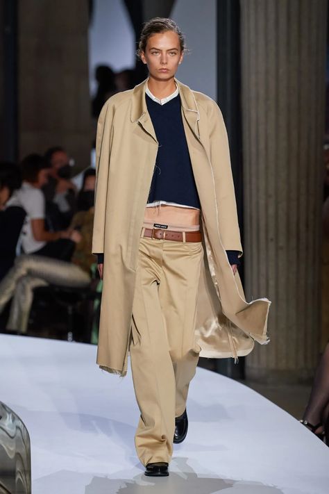 Miu Miu Spring 2022 Ready-to-Wear Fashion Show | Vogue Low Rise Pants, Pant Trends, Outfit Formulas, Runway Trends, Spring Fashion Trends, Moda Vintage, 가을 패션, Fashion Show Collection, Classic Outfits