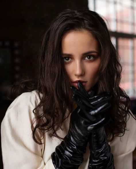 Black Leather Gloves Women, Leather Gloves Ladies, Elegant Gloves, Female Villains, Leather Gloves Women, Gloves Women, Gloves Fashion, Opera Gloves, Black Leather Gloves