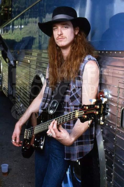 Cliff Burton! In Detroit \m/ Ross Halfin, Cliff Burton, Bass Guitar Lessons, Ride The Lightning, Kirk Hammett, Easy Guitar, Guitar Tips, James Hetfield, Thrash Metal