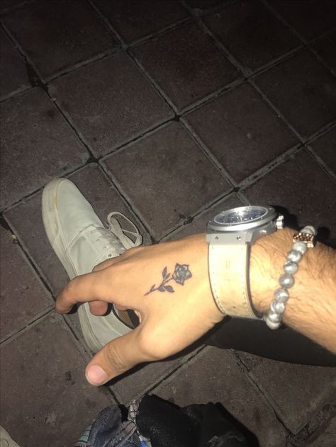 Tatuagem Masculina Pequena, Rose Hand Tattoo, Tatoo Inspiration, Rose Tattoos For Men, Small Rose Tattoo, Wrist Tattoos For Guys, Tattoo Hand, Inspiration Tattoos, Cat Tattoos