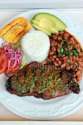 Bistec o filete de carne asada con arroz y menestra de porotos o frijoles Beans And Plantains, Salvadorian Food, Grilled Steaks, Ecuadorian Food, Boricua Recipes, Cilantro Sauce, Dominican Food, Rice Beans, Colombian Food