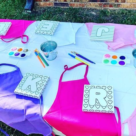 Art Activity For Birthday Party, Art Party Activity Ideas, Birthday Craft Stations, Art Birthday Party Games, Rainbow Party Crafts, Art Bday Party Ideas, Art Party Balloons, Pastel Art Party, Rainbow Party Activities